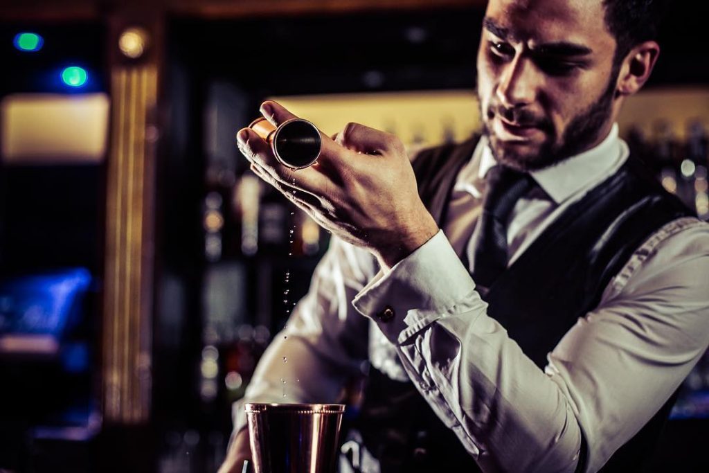 Hamburg-Waiters-and-bartenders-mixologists-cocktail-catering